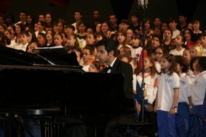 450 vozes de 25 corais Pianista Paulo Castro